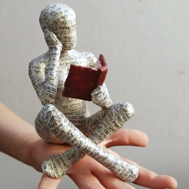 Abstrakte Skulptur & Yoga-Figur